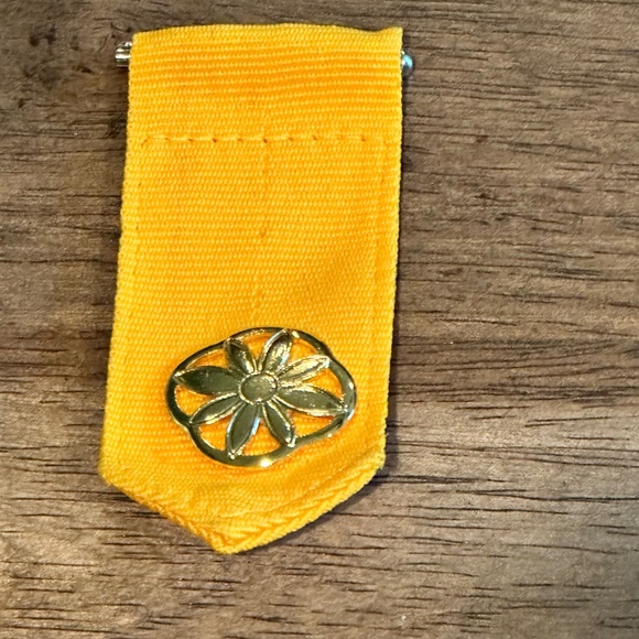 Daisy Girl Scout Yellow Insignia Tab World Trefoil Pin - Picture 1 of 2